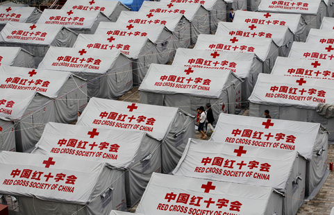 9月12日，云南省昭通市彝良县示范小学安置点成为震区灾民安置示范点，现场遍布中国红十字会帐篷。   杨峥/东方IC