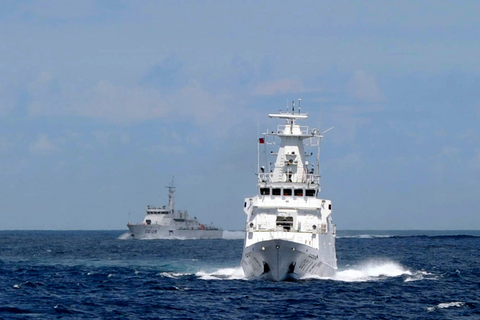 9月13日，台湾500吨级的连江舰和600吨的花莲舰开赴钓鱼岛以西25海里海域，进行护渔勤务交接操演。   Stringer/REUTERS