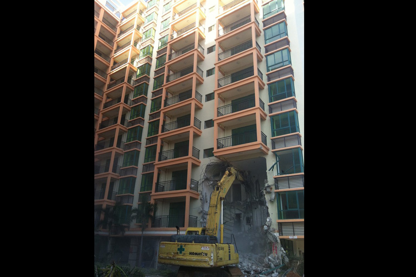 9月12日，三亚，违章建筑拆除现场。  张宏波/CFP_三亚投资过亿违建被拆