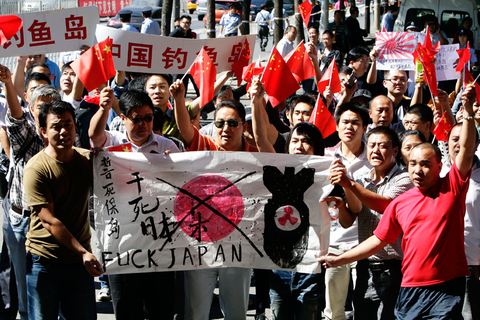 9月13日，北京，日本驻华大使馆门前，民众示威，反对日本“购买”中国领土钓鱼岛。  Jason Lee /REUTERS