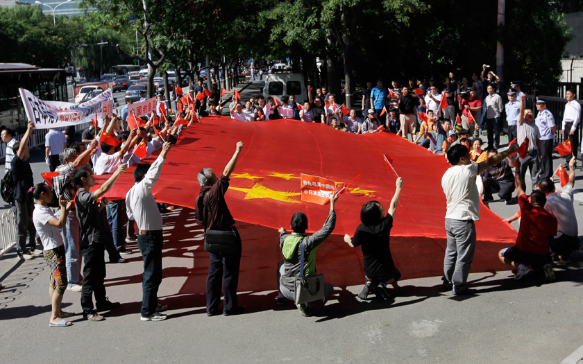 9月13日，北京，日本驻华大使馆门前，民众示威，反对日本“购买”中国领土钓鱼岛。  Jason Lee /REUTERS_民众在日驻华使馆前举行抗议活动