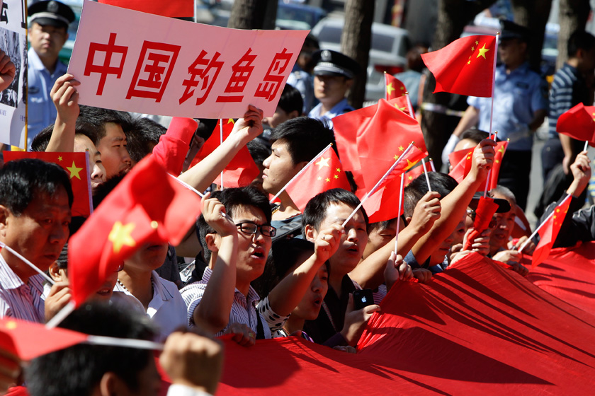 9月13日，北京，日本驻华大使馆门前，民众示威，反对日本“购买”中国领土钓鱼岛。  Jason Lee /REUTERS_民众在日驻华使馆前举行抗议活动