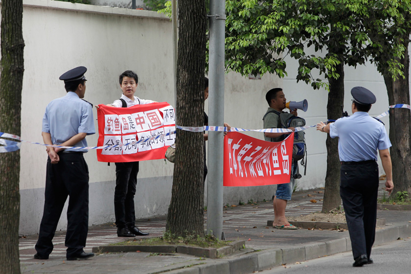 9月13日，上海民众抗议日本“购买”钓鱼岛。   Aly Song/REUTERS_民众在日驻华使馆前举行抗议活动