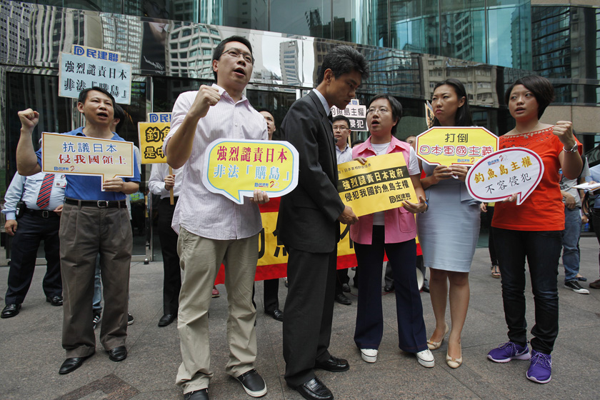 9月13日，香港民众抗议日本“购买”钓鱼岛。    Bobby Yip/REUTERS_民众在日驻华使馆前举行抗议活动