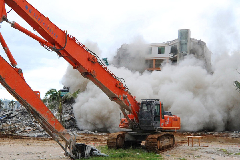 9月13日，三亚，违章建筑拆除现场。   三亚小强/东方IC_三亚投资过亿违建被拆