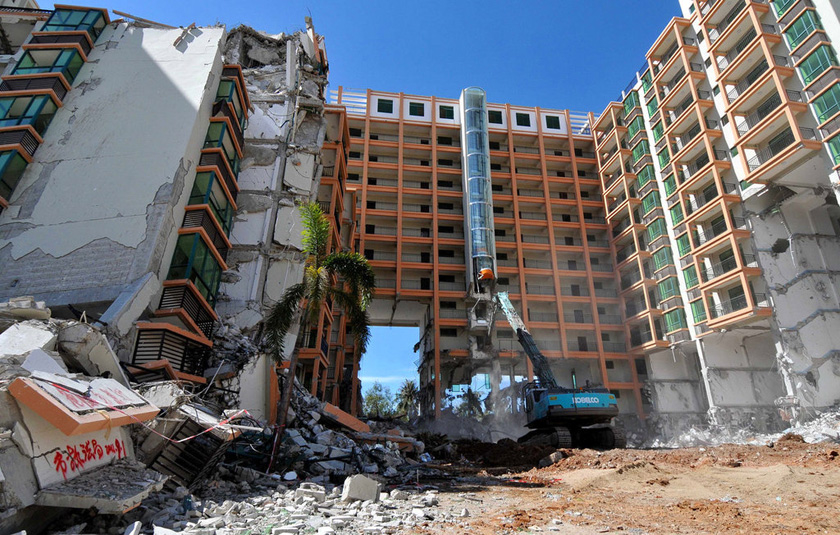 9月13日，三亚，违章建筑拆除现场。   三亚小强/东方IC_三亚投资过亿违建被拆