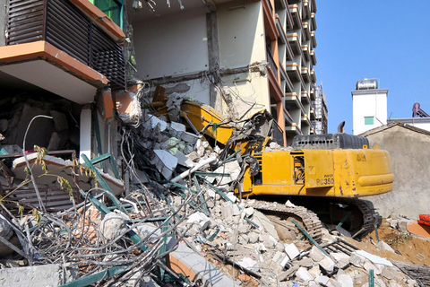 9月13日,三亚,违章建筑拆除现场. 三亚小强/东方ic