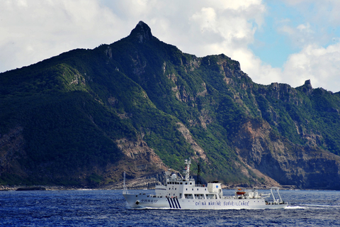 9月14日，中国海监15船抵达钓鱼岛海域。  张建松/新华社