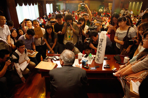 2012年9月14日下午，出狱的前家电大佬顾雏军在北京召开发布会，称自己无罪，要求平反。顾雏军是格林柯尔创始人，曾任科龙电器董事长。其于2005年9月被正式被捕，2008年因虚假注册、挪用资金等罪一审获判有期徒刑十年。本月6日，顾雏军提前出狱。