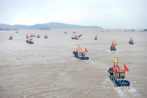 9月16日12时，象山石浦渔港，渔轮在石浦港内举行开船仪式。  浙报集团/东方IC