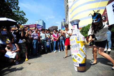 武汉高校女生街头砸花瓶反对选美