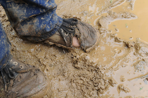 踩着泥泞上学的孩子