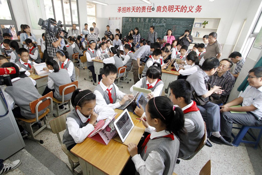 9月18日，学生们使用平板电脑上历史课。  米倪/CFP_南京一班人手一台平板电脑用于教学试点