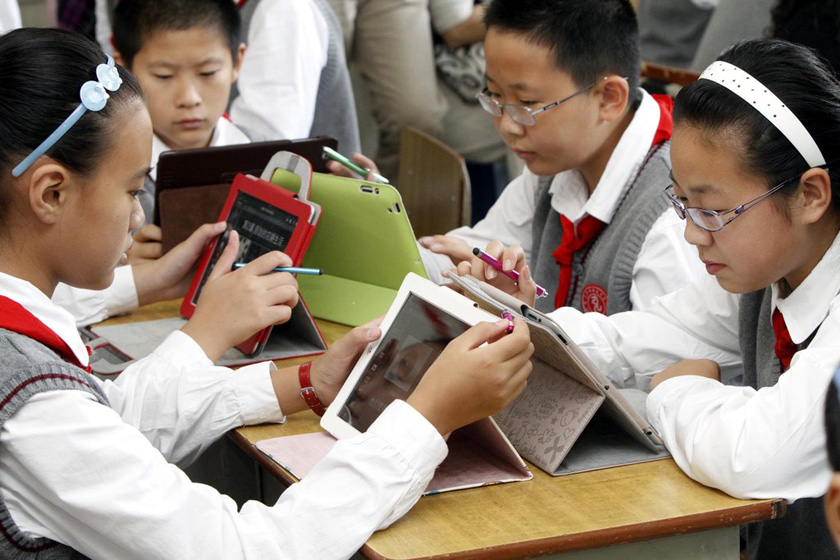 9月18日，学生们使用平板电脑上历史课。  米倪/CFP_南京一班人手一台平板电脑用于教学试点