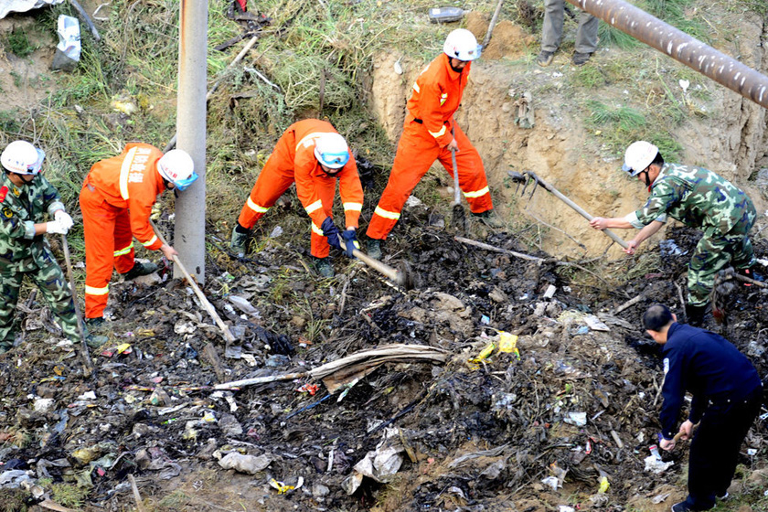 9月18日，消防和公安人员在现场救援。  东方IC_兰州一垃圾山垮塌 拾荒男子被埋 