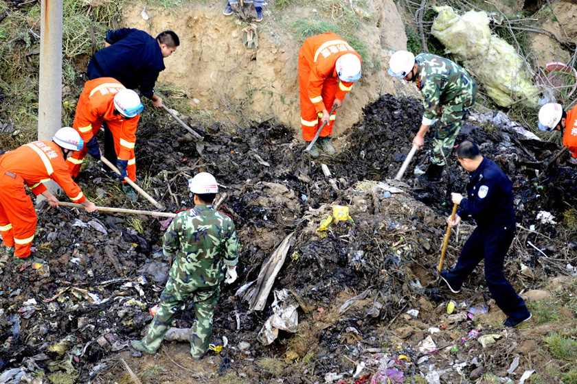 9月18日，消防和公安人员在现场救援。  东方IC_兰州一垃圾山垮塌 拾荒男子被埋 