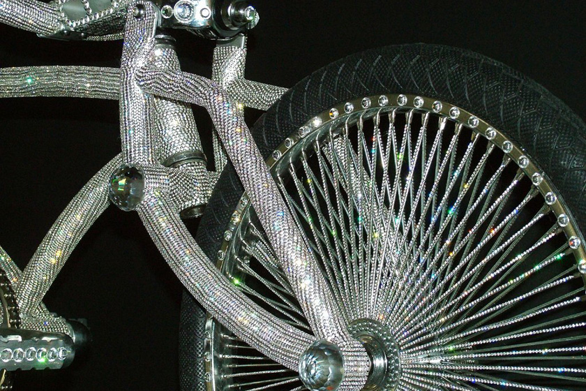 一款镶有11万颗施华洛世奇水晶的自行车。_那些镶满水晶的奢华物品