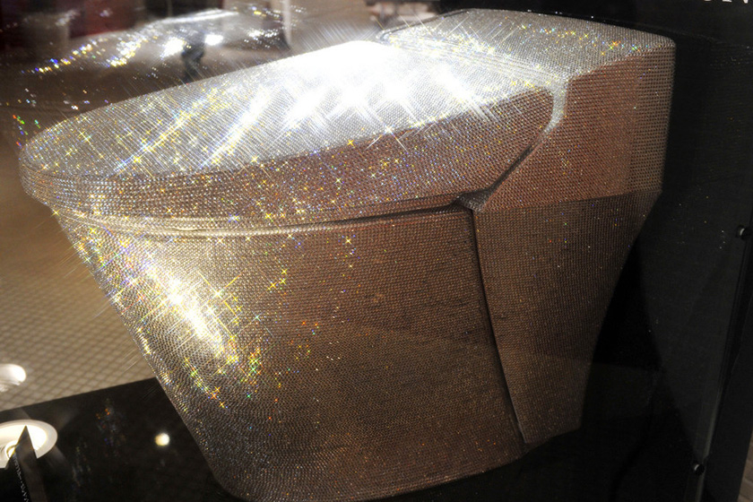 日本施华洛世奇打造超豪华马桶，镶7万颗水晶。_那些镶满水晶的奢华物品