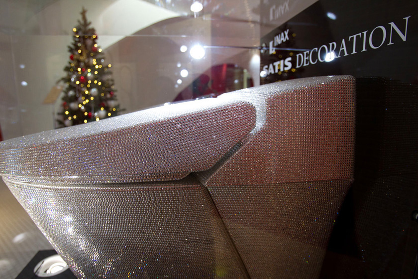 日本施华洛世奇打造超豪华马桶，镶7万颗水晶。_那些镶满水晶的奢华物品