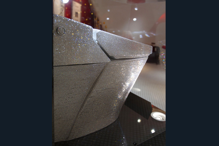 日本施华洛世奇打造超豪华马桶，镶7万颗水晶。_那些镶满水晶的奢华物品