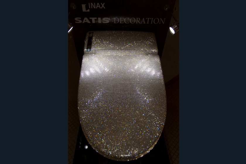 日本施华洛世奇打造超豪华马桶，镶7万颗水晶。_那些镶满水晶的奢华物品