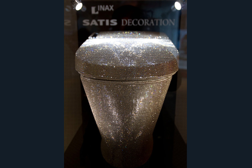 日本施华洛世奇打造超豪华马桶，镶7万颗水晶。_那些镶满水晶的奢华物品