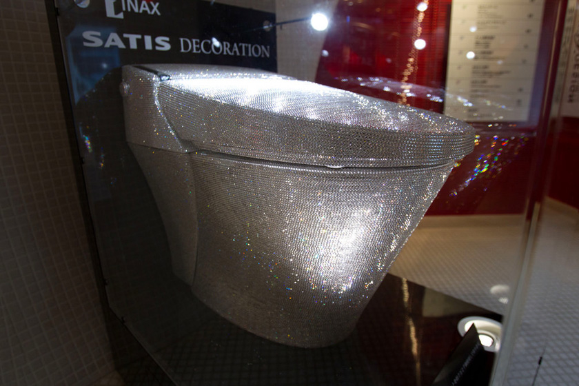 日本施华洛世奇打造超豪华马桶，镶7万颗水晶。_那些镶满水晶的奢华物品