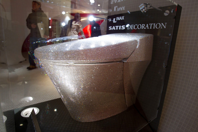 日本施华洛世奇打造超豪华马桶，镶7万颗水晶。_那些镶满水晶的奢华物品