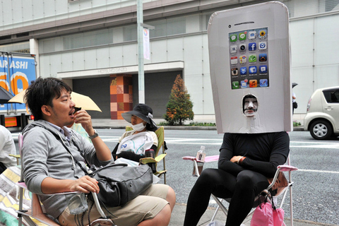 9月21日，东京，果粉排队等待iPhone5开售。  YOSHIKAZU TSUNO/东方IC