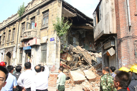 9月21日，哈尔滨，居民楼坍塌现场。   成蔷/东方IC