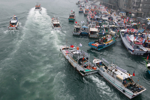 9月24日，70多艘渔船从南方澳渔港出发前往钓鱼岛海域。  REUTERS