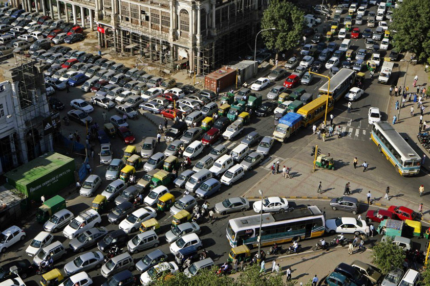 2009年10月6日，印度新德里，中心商业区交通拥堵。   Gurinder Osan/东方IC _世界各地堵车景象