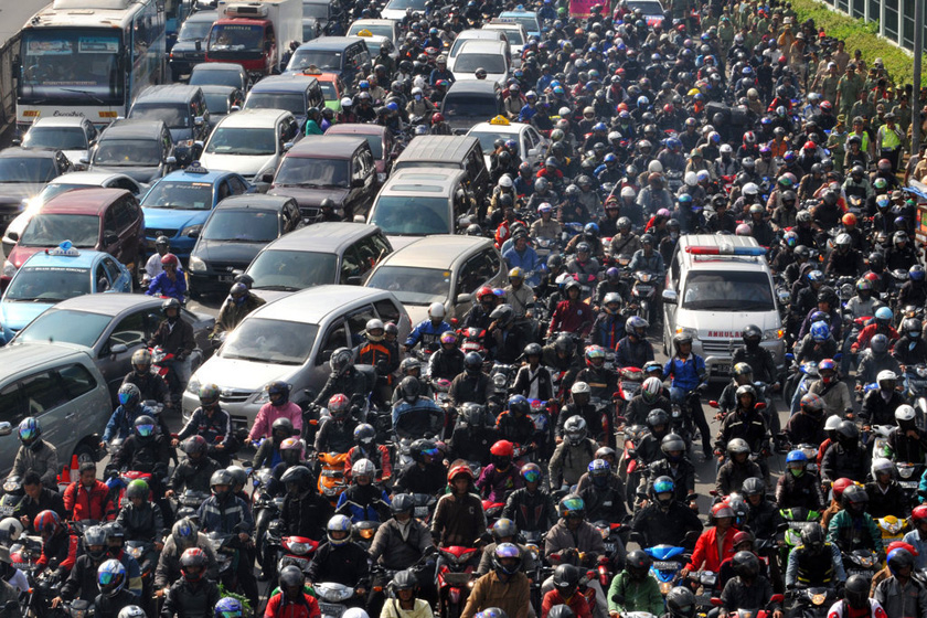 2010年2月22日，印尼雅加达，在一次游行抗议之后，数以千计的上班族拥堵在早晨的道路上。  BAY ISMOYO/东方IC _世界各地堵车景象
