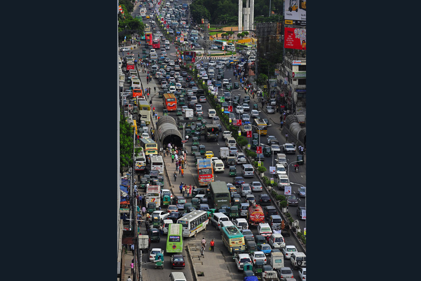2010年7月22日，孟加拉国达卡，达卡街头交通拥挤不堪。  MUNIR UZ ZAMAN/东方IC _世界各地堵车景象