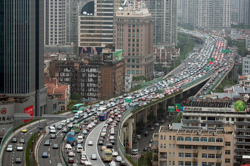 2011年9月30日，上海成都路高架上，汽车大排长龙。  翁磊/东方IC _世界各地堵车景象