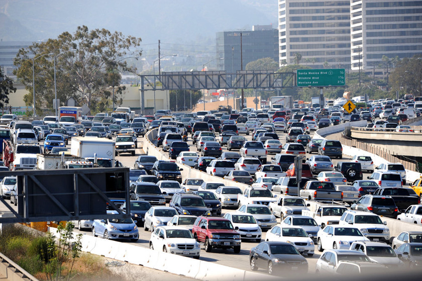 2012年6月22日，洛杉矶高速公路陷入拥堵。  Paul Harris/东方IC_世界各地堵车景象