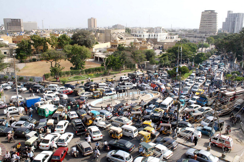 2012年8月13日，巴基斯坦卡拉奇，交通拥堵严重。  东方IC_世界各地堵车景象