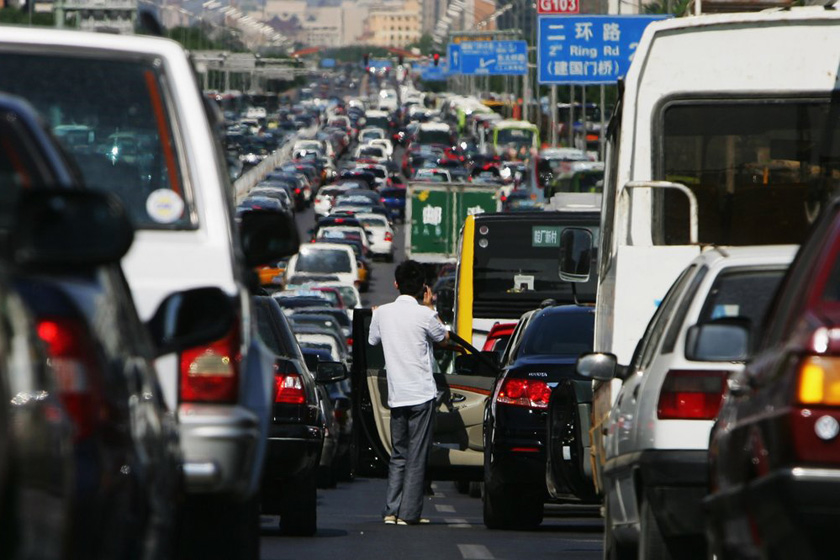 2007年5月18日，北京，一位司机走下车，无奈的看着前方拥堵的车流。  Cancan Chu/Getty Images/CFP_世界各地堵车景象
