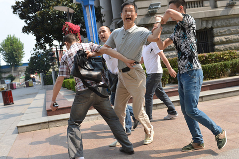 武汉男子当街被绑架 记者拍照迫使绑匪放人