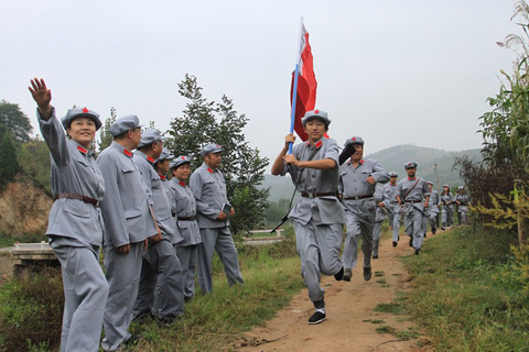 9月26日，河南三门峡，老红军后代和志愿者们参加重走红军长征路活动。    孙猛/CFP