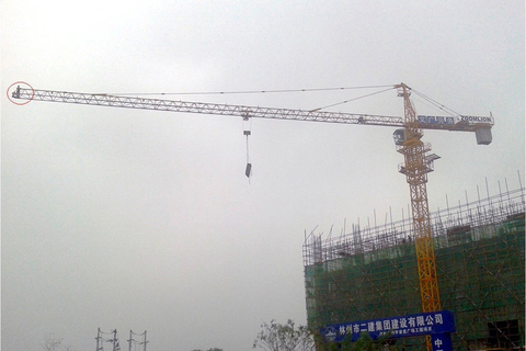 郑州包工头爬上30米高塔吊讨薪