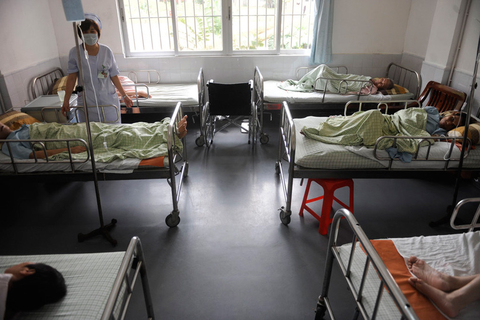 9月26日，广东中山第三人民医院，100多位流浪精神病患者长住这里。   吴进/CFP