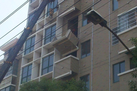 9月26日，新开盘的金榜花园小区一阳台突然断裂。   东方IC
