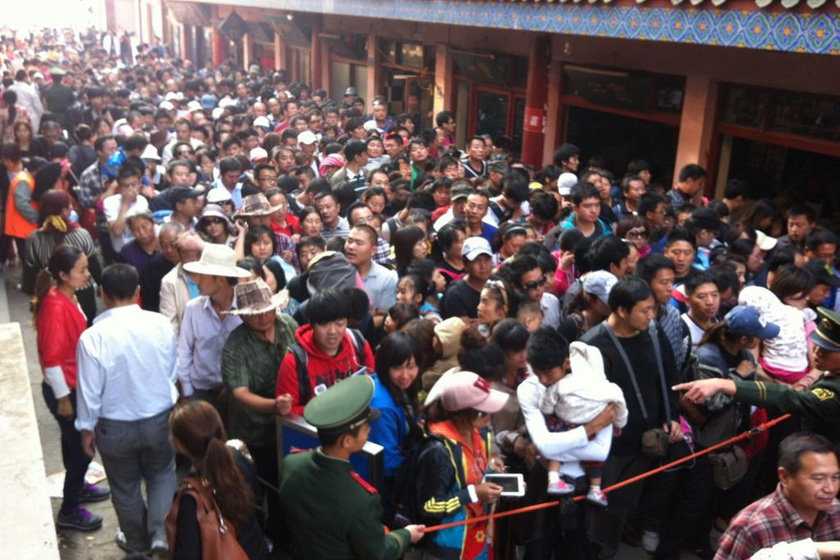 10月3日，泰山，上万名游客排队等待买票坐索道。  刘玉才/CFP_众多景区游客“爆棚” 黄金周各地看“人海”