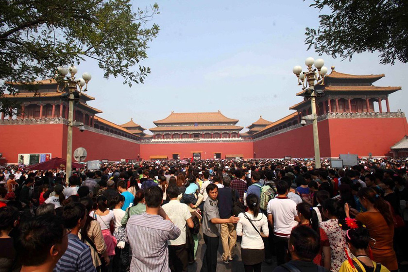 10月2日，北京故宫午门前游人如织。   陈晓根/东方IC _众多景区游客“爆棚” 黄金周各地看“人海”
