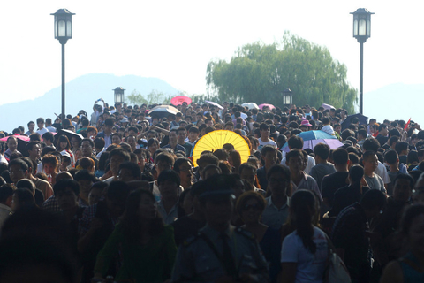 10月1日,杭州西湖,断桥上人头攒动,游人如织.   陈中秋/东方ic