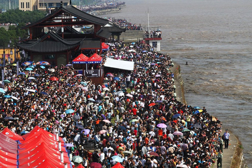 10月3日,农历八月十八观潮节,浙江海宁钱塘江北岸,游客们纷纷涌上海塘