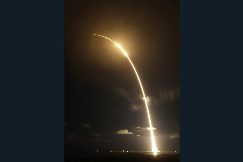 当地时间2012年10月7日，美国太空探索技术公司（SpaceX）向国际空间站发射“龙”货运飞船。  Terry Renna/东方IC_商业飞船“龙”首次向国际空间站运货