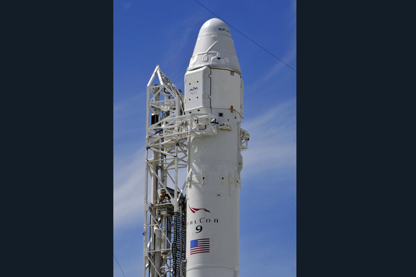 当地时间2012年10月7日，美国太空探索技术公司（SpaceX）向国际空间站发射“龙”货运飞船。  BRUCE WEAVER/东方IC_商业飞船“龙”首次向国际空间站运货