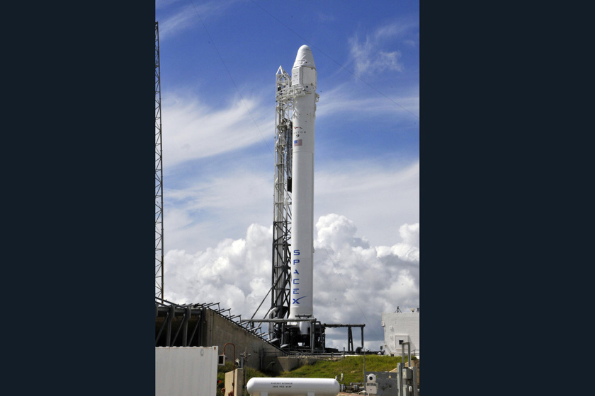 当地时间2012年10月7日，美国太空探索技术公司（SpaceX）向国际空间站发射“龙”货运飞船。  BRUCE WEAVER/东方IC_商业飞船“龙”首次向国际空间站运货